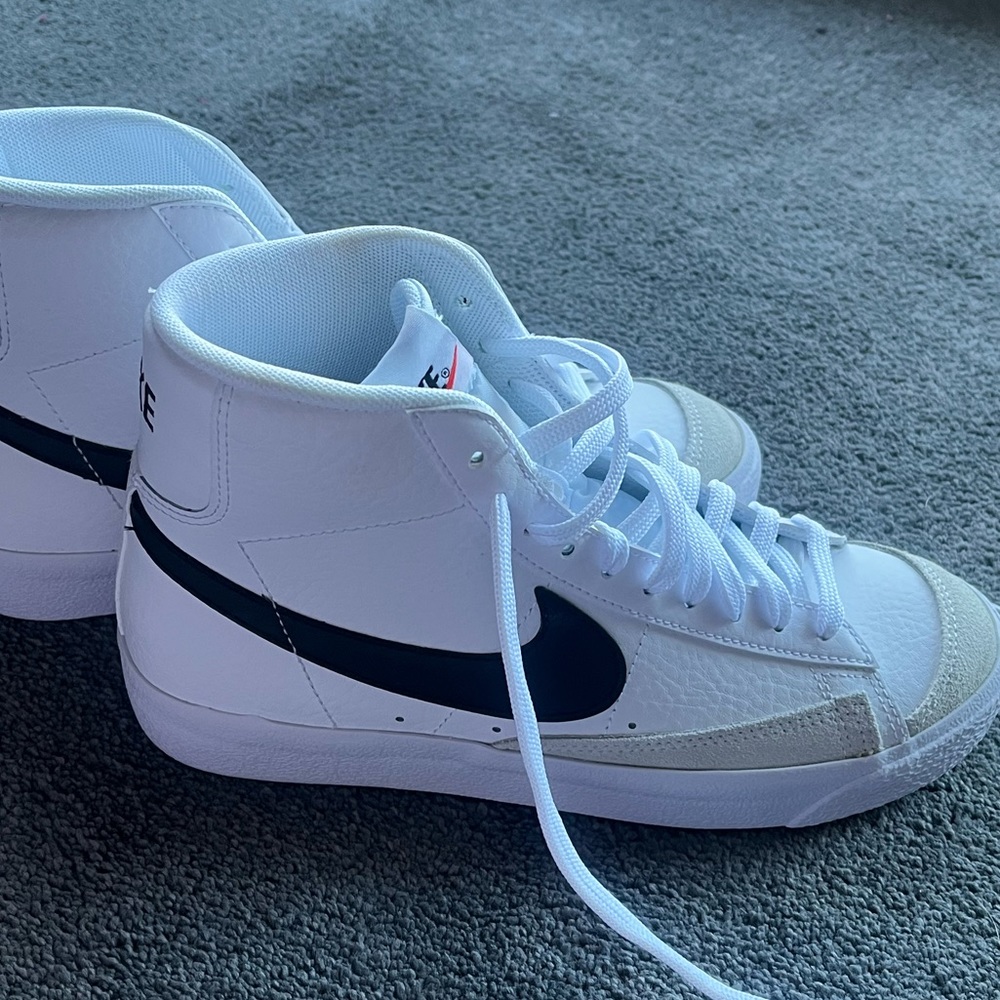 Nike BLAZER Mid ‘77 (GS) size 5.5 in youth